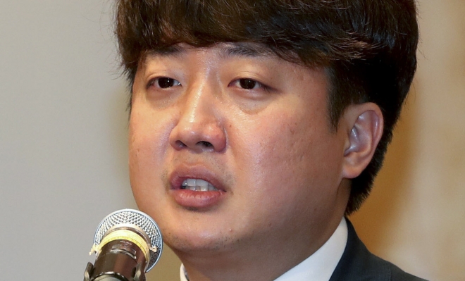 Sex Bribery, Evidence Tampering Scandal of Lee Jun-seok, the People Power  Party Leader, PPP Support Base in Uproar, Opposition Party Quiet - East  Asia Research Center